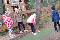 Dzieci z zeróweczki na wycieczce w wiosce indiańskiej