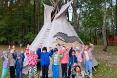 Dzieci-z-zeroweczki-na-wycieczce-w-wiosce-indianskiej-16