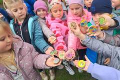 Dzieci-z-zeroweczki-na-wycieczce-w-wiosce-indianskiej-3