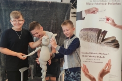 Klasa 3b na wystawie lalek teatralnych