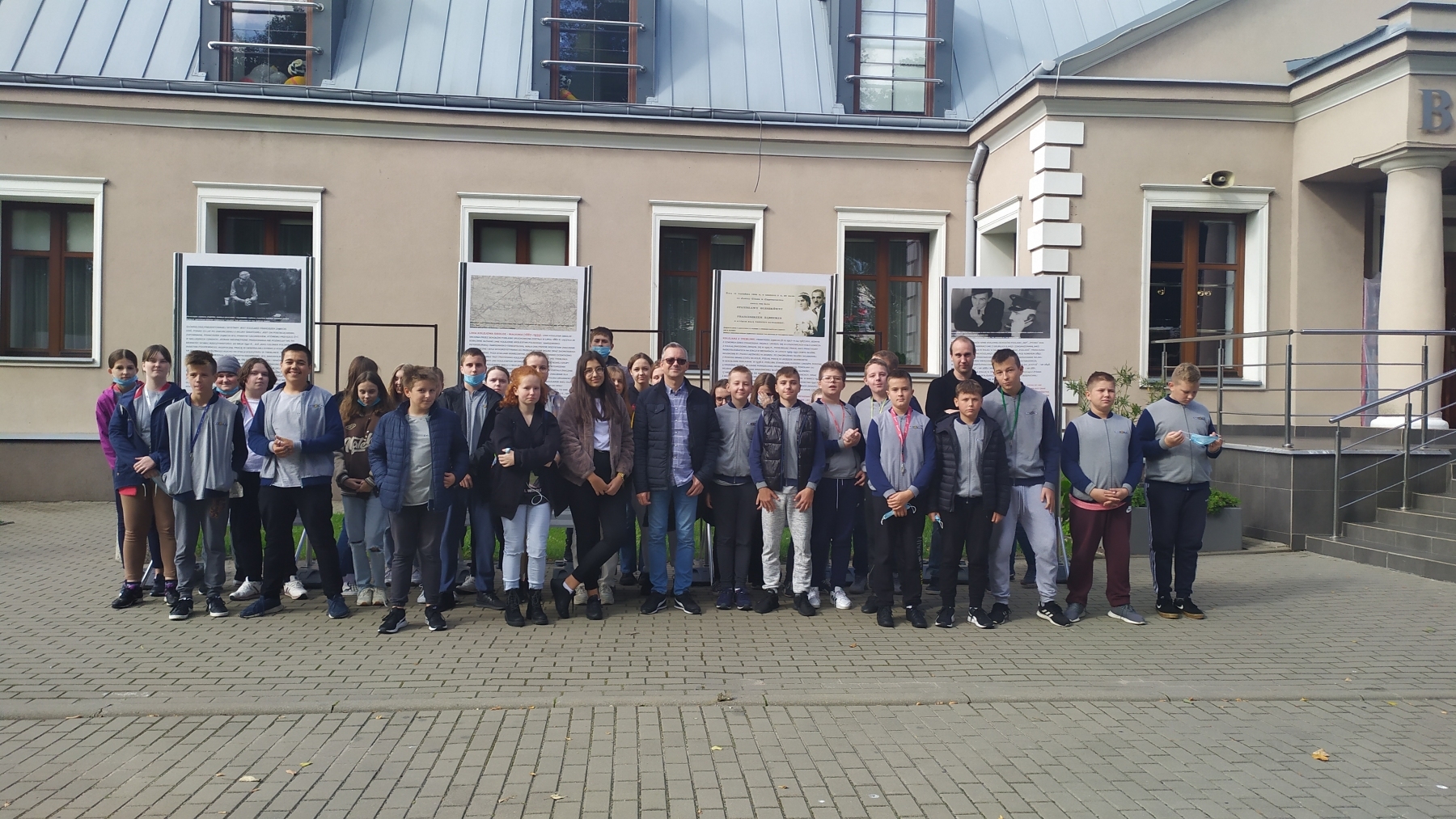 Klasy-7d-i-8a-w-Bibliotece-Miejskiej-3