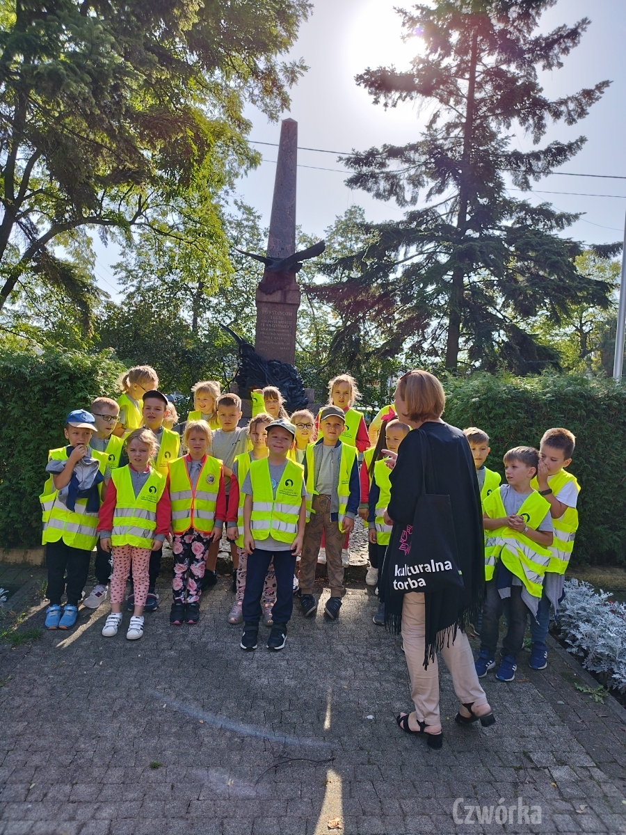 Pierwszaki-poznaja-Patrona-szkoly-7