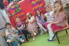 Pokaz mody w wykonaniu MAŁYCH  KOBIETEK z zeróweczki