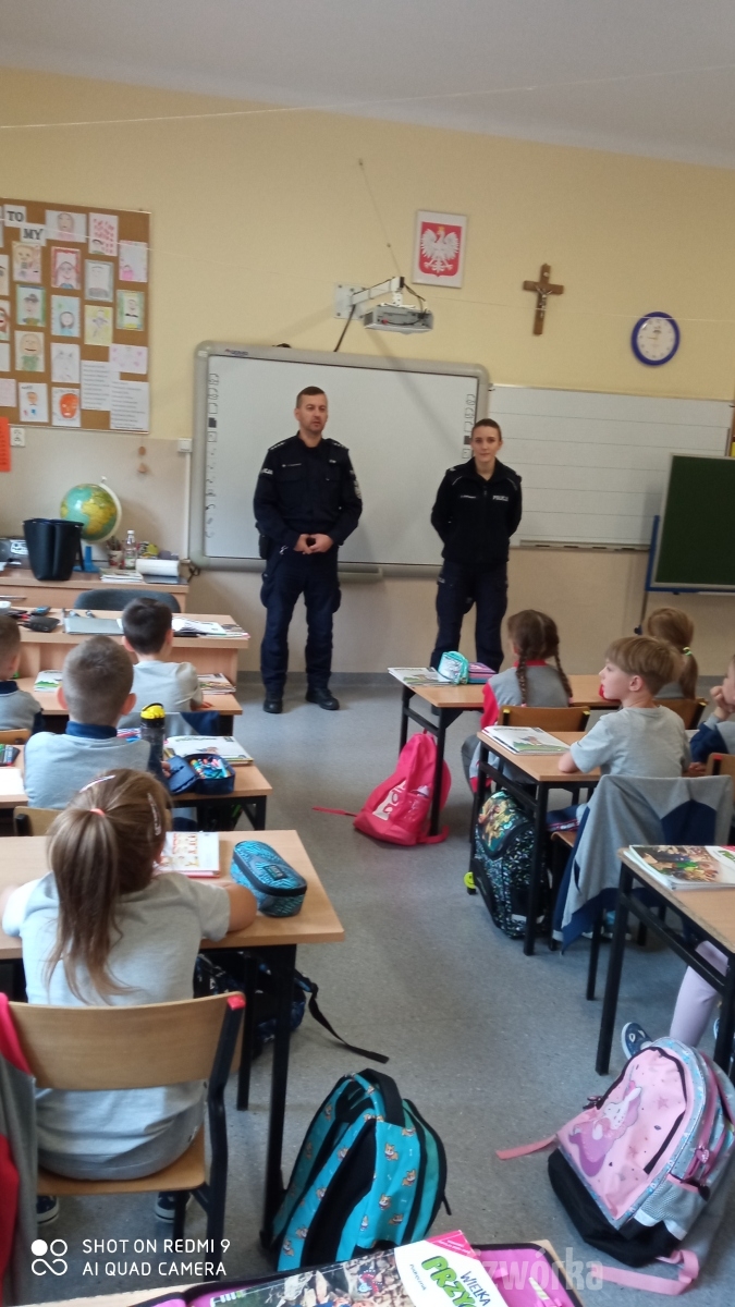 spotkanie-z-policja-w-klasach-pierwszych-1