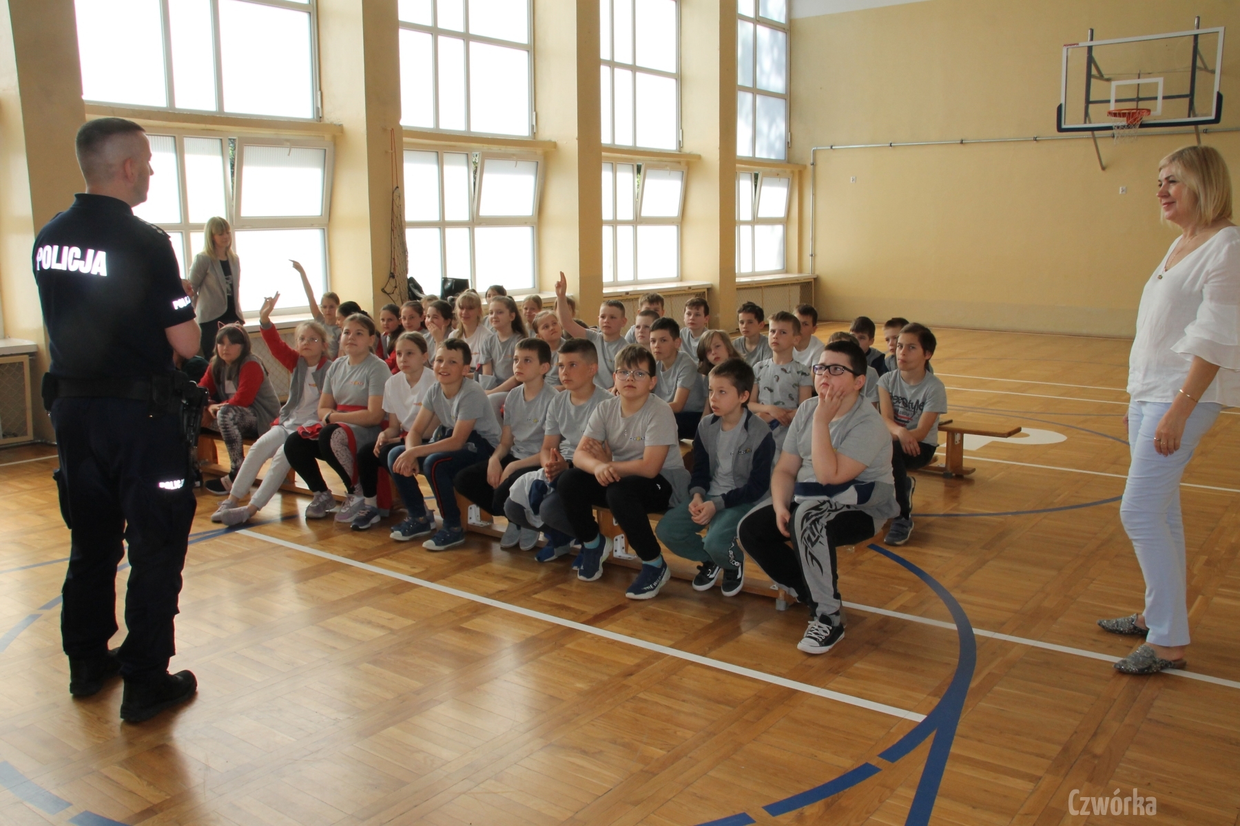 Spotkanie-uczniow-klas-I-–-III-z-policjantem-1