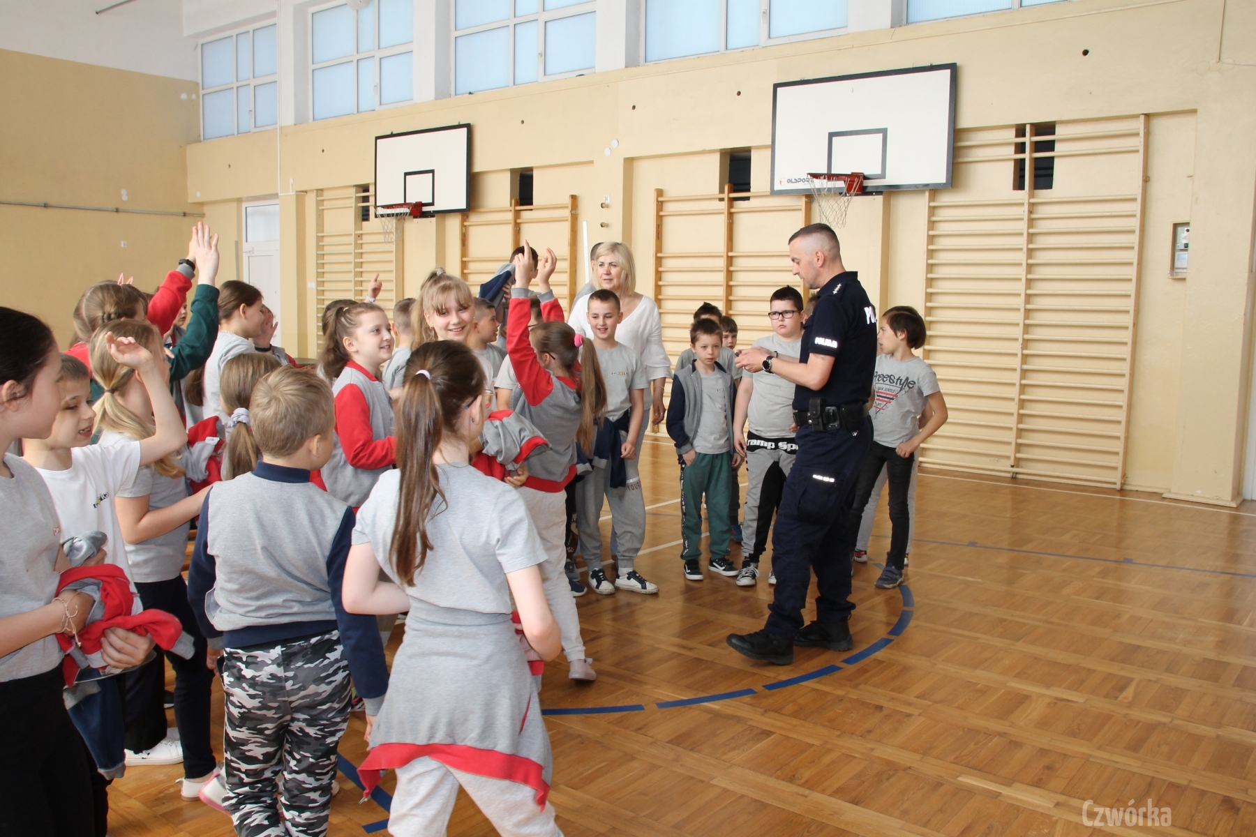 Spotkanie-uczniow-klas-I-–-III-z-policjantem-2