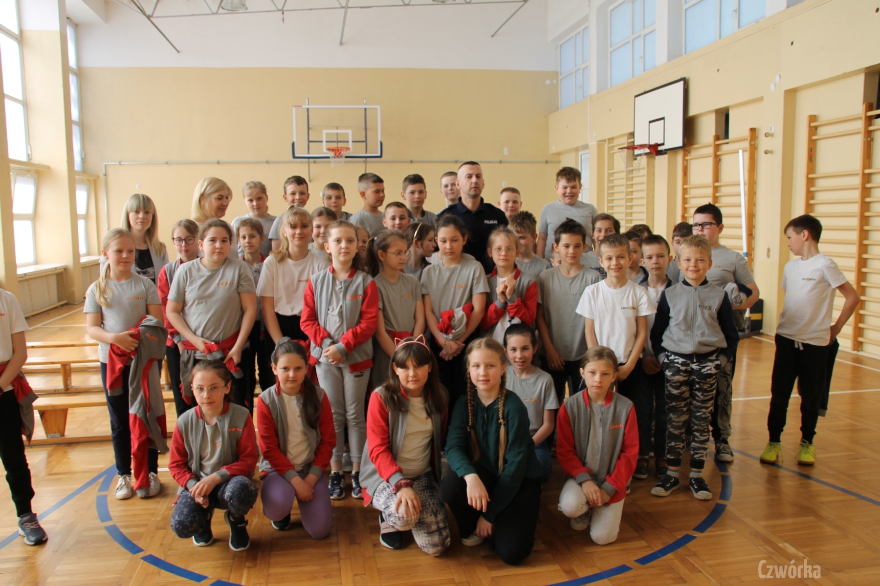 Spotkanie-uczniow-klas-I-–-III-z-policjantem-3
