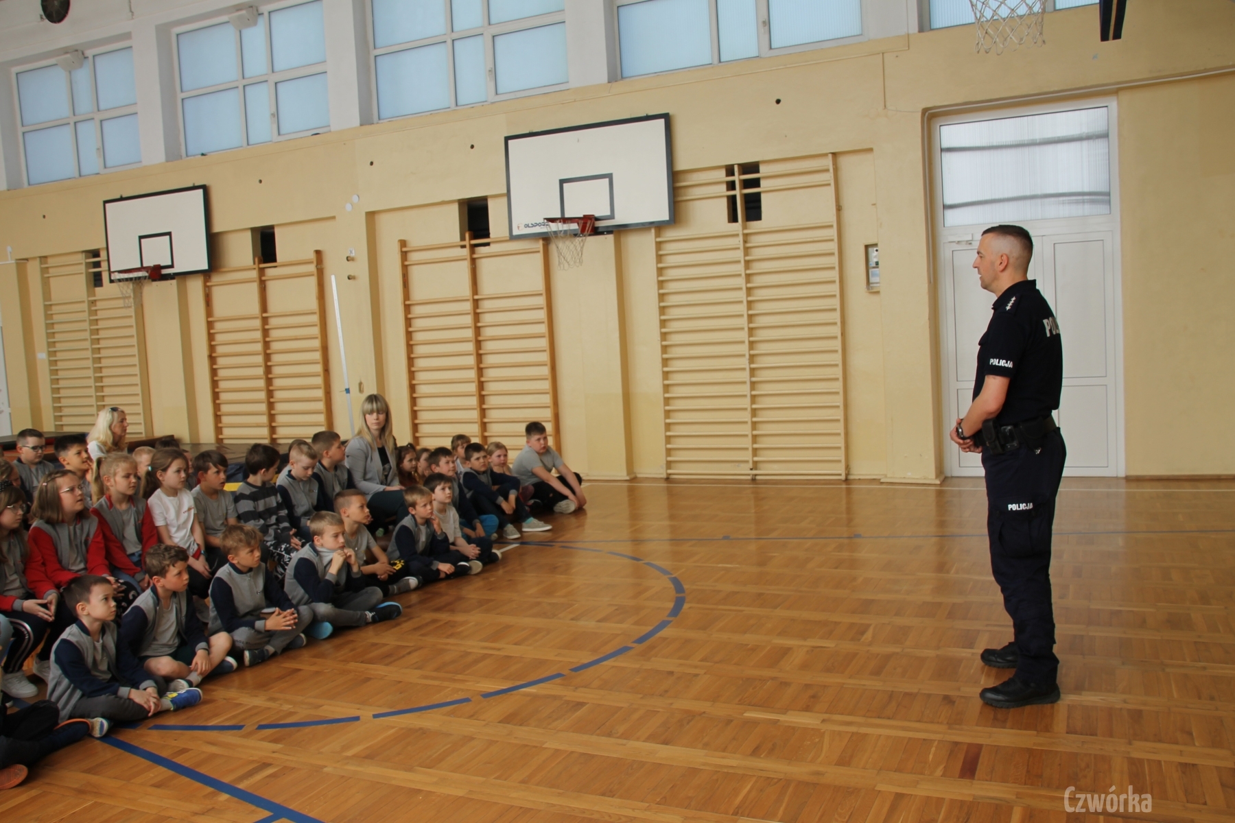 Spotkanie-uczniow-klas-I-–-III-z-policjantem-7