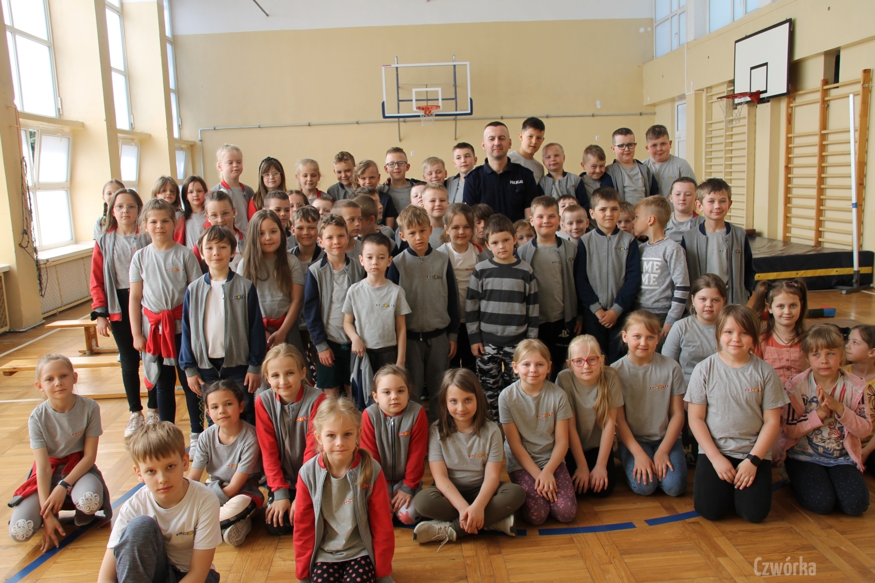 Spotkanie-uczniow-klas-I-–-III-z-policjantem-9