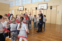 Spotkanie-uczniow-klas-I-–-III-z-policjantem-2