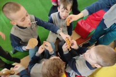 Spotkanie z rzeźbiarzem w świetlicy szkolnej