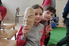 Spotkanie-z-artysta-rzezbiarzem-w-swietlicy-szkolnej-2