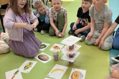 Zabawy naszej zeróweczki podczas zajęć języka angielskiego